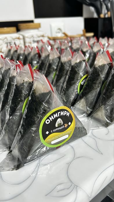 Онигири с курицей и тунцом