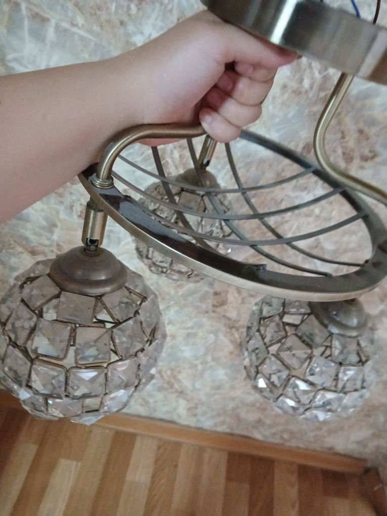 Срочно продам люстру