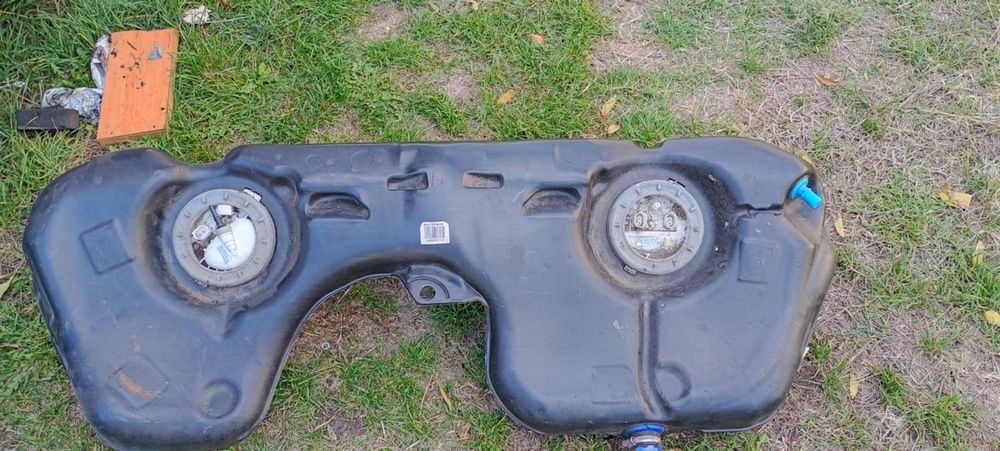 Резервоар с две помпи