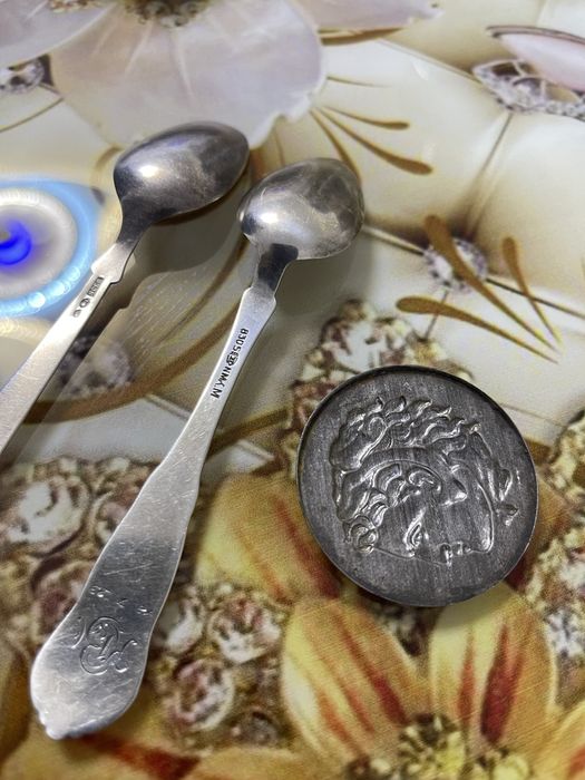 Продавам Сребърни Лъжици и Римски Сребърен Медалюн