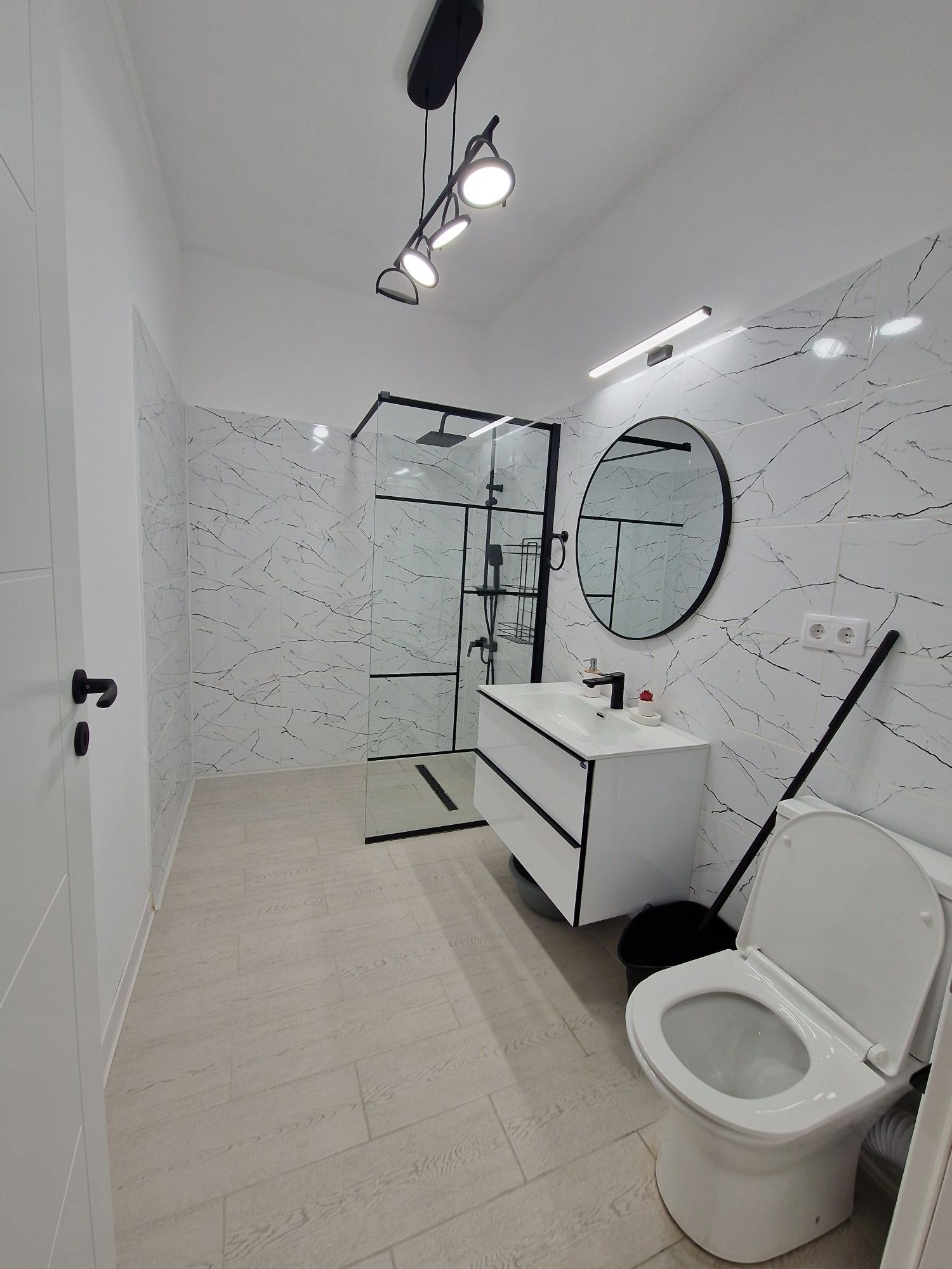 Inchiriez apartament