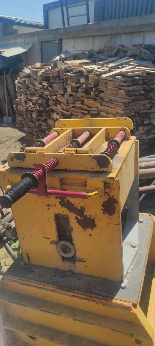 Presa cărămidă semiautomata