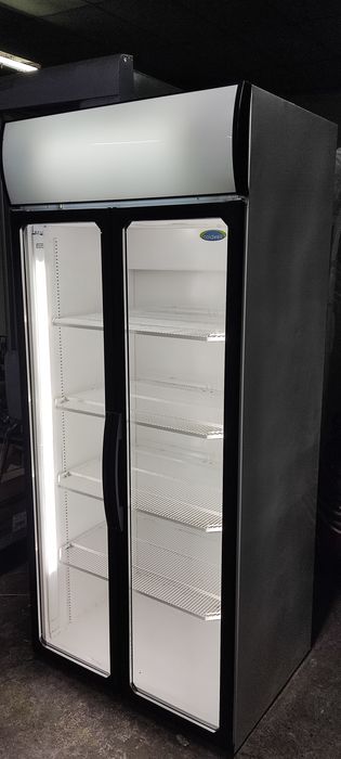 Вертикална хладилна витрина