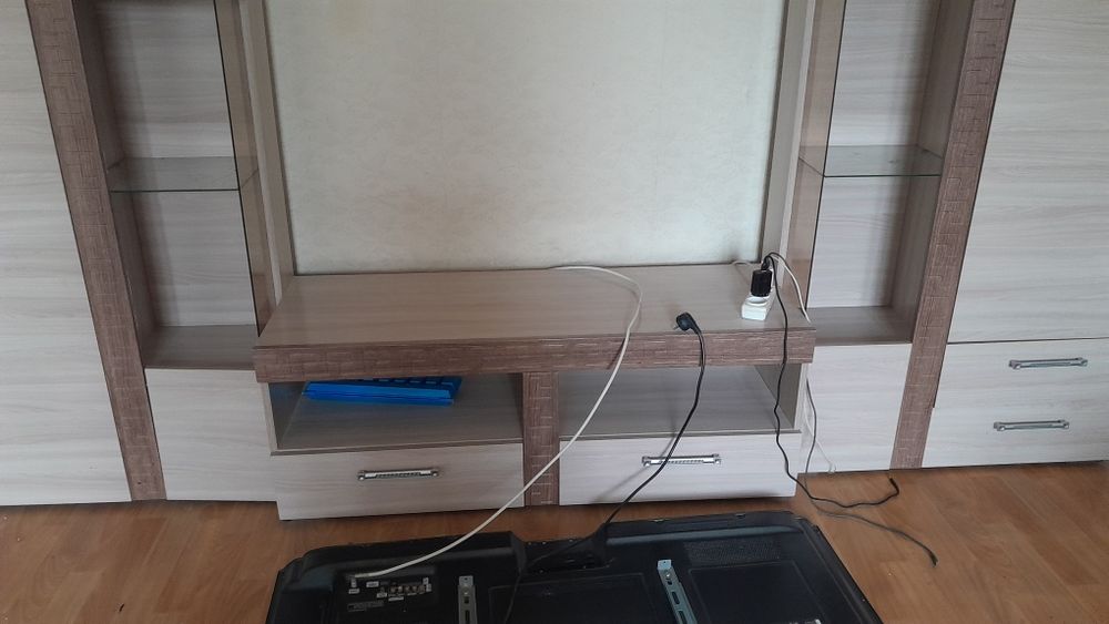 Гостиный шкаф в хорошем состоянии