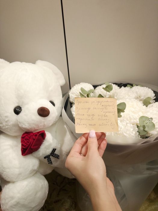 Букет из 11 хризантем и мишка