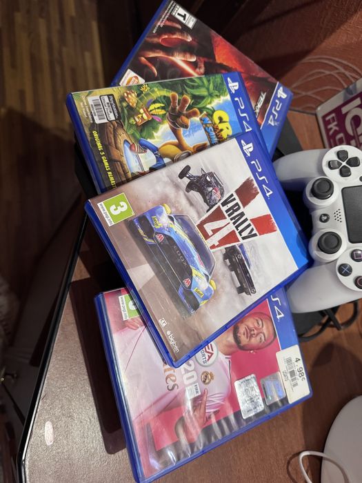 Продам playstation 4 slim в отличном состоянии