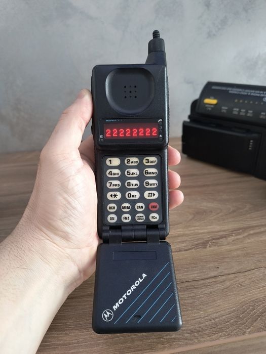 Motorola MicroTAC 9800x - telefon de colectie din 1989