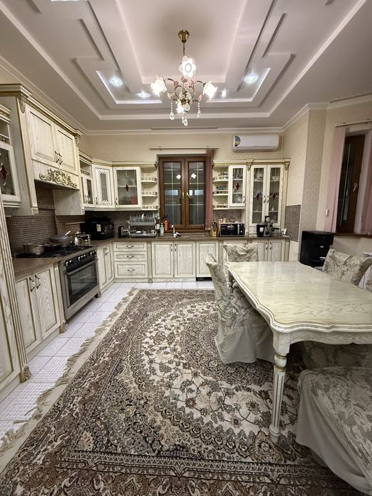 4 sotok, 238 kv yashash maydoni. 40 Let massivda o’z uyimiz sotiladi.