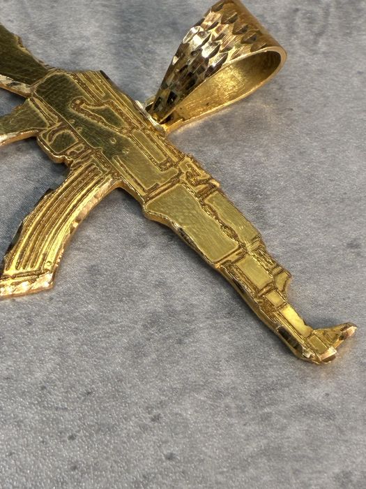 Златна висулка Калашник - 18к