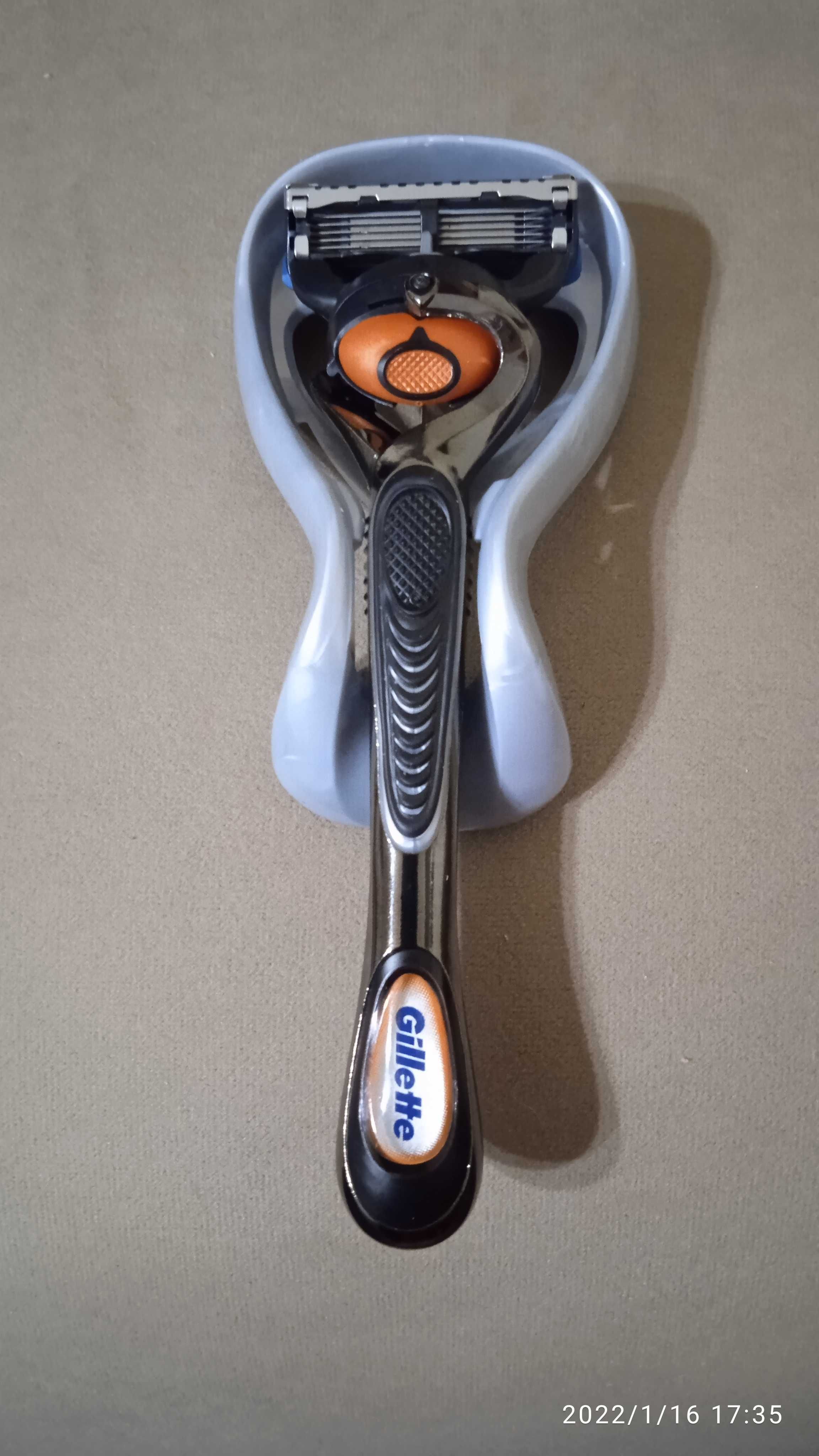 Самобръсначка GILLETTE Fusion.