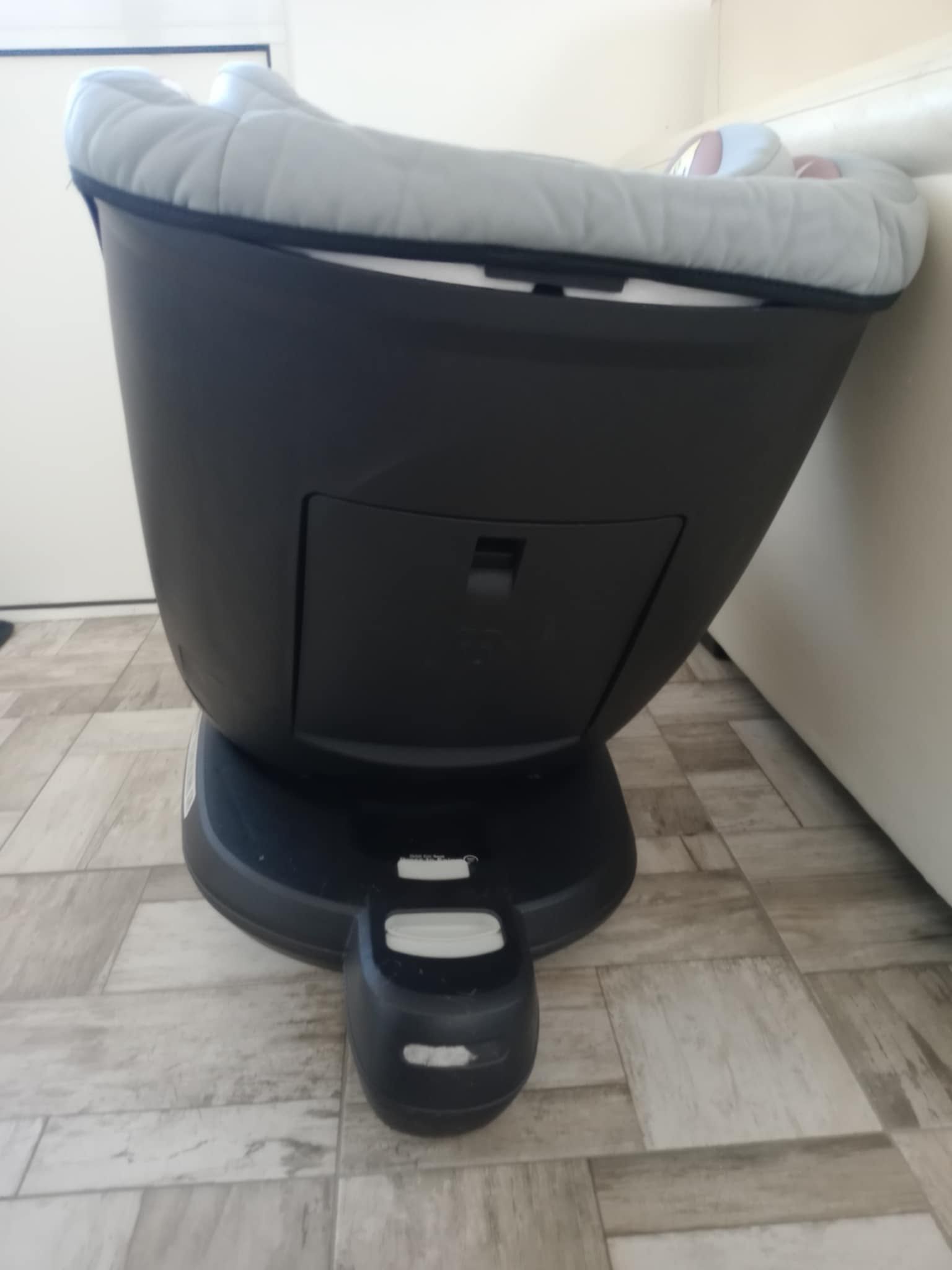 Продавам столче за кола с база my babiie