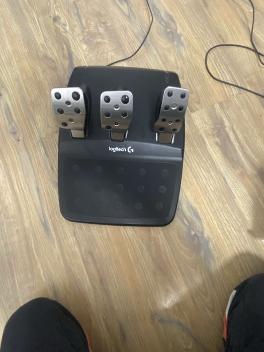Vând volan logitech g29