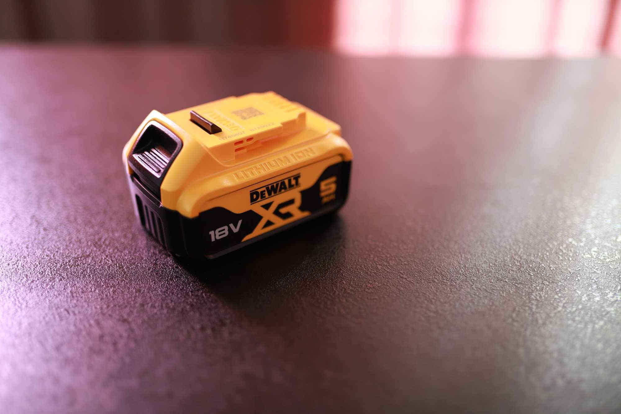 DeWALT комбинирана дрелка с две батерии  от 5 ампера