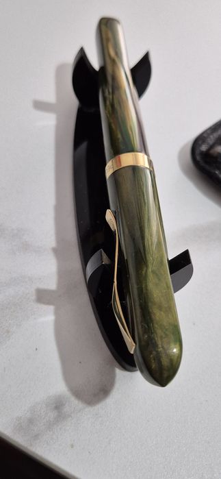 Rollerball stilou Pelikan  rar – rășină verde-marmorat, accesorii pla