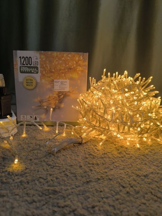 Instalație cu lumină caldă (1200 led-uri -24 m)