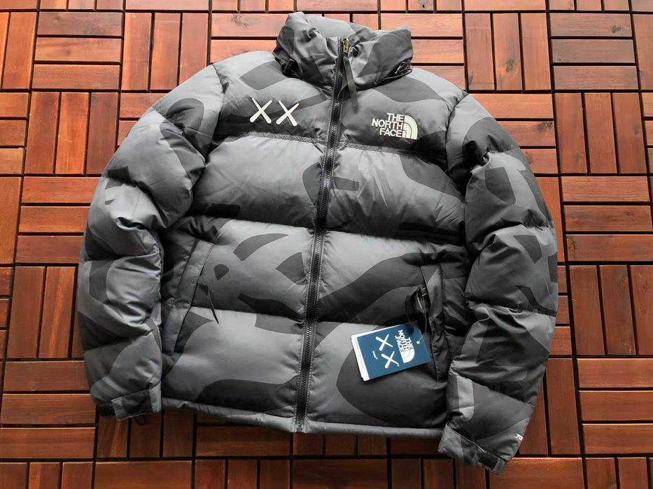 Geaca The North Face Kaws puffer noua