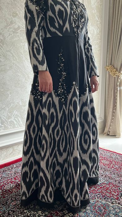 Бетакрор кўринишдаги адрас либос