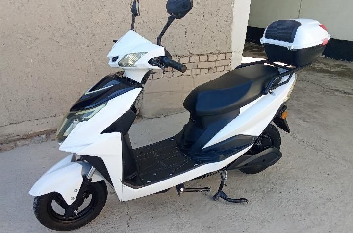 Skuter sotiladi batarelari yangi qoyilgan umuman ishi yo tezligi 60