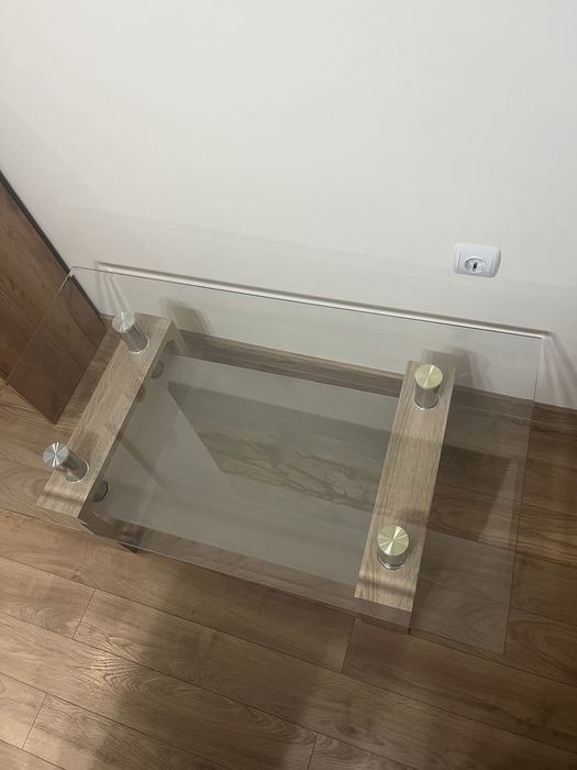 Маса с 4 трапезни стола с възглавнички и холна масичка