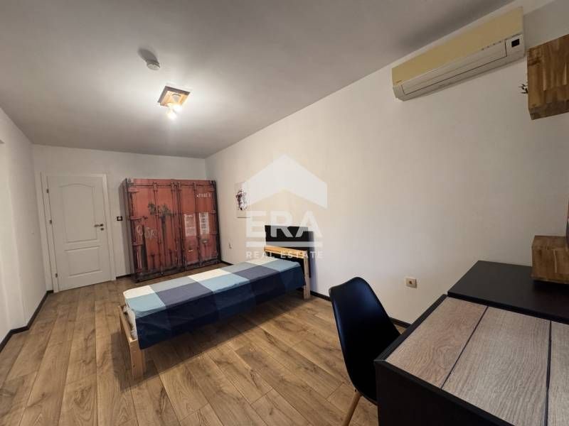 Тристаен обзаведен апартамент над парк Възраждане и бул. Трети март с