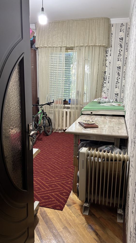 Продаётся 4 комнатная квартира в 9 микрорайоне 2 этаж  ДОГОВОРНАЯ