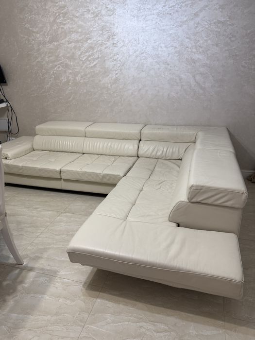 Диван из натуральной кожи , молочного цвета