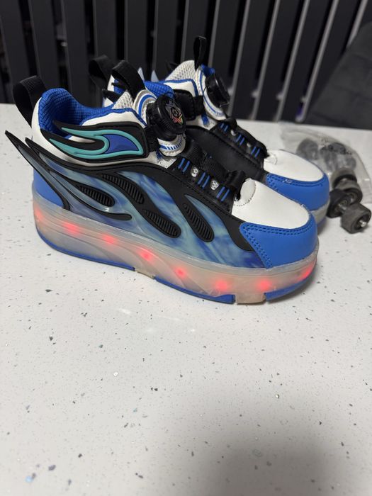 Adidasi cu roti si lumini, marimea 34