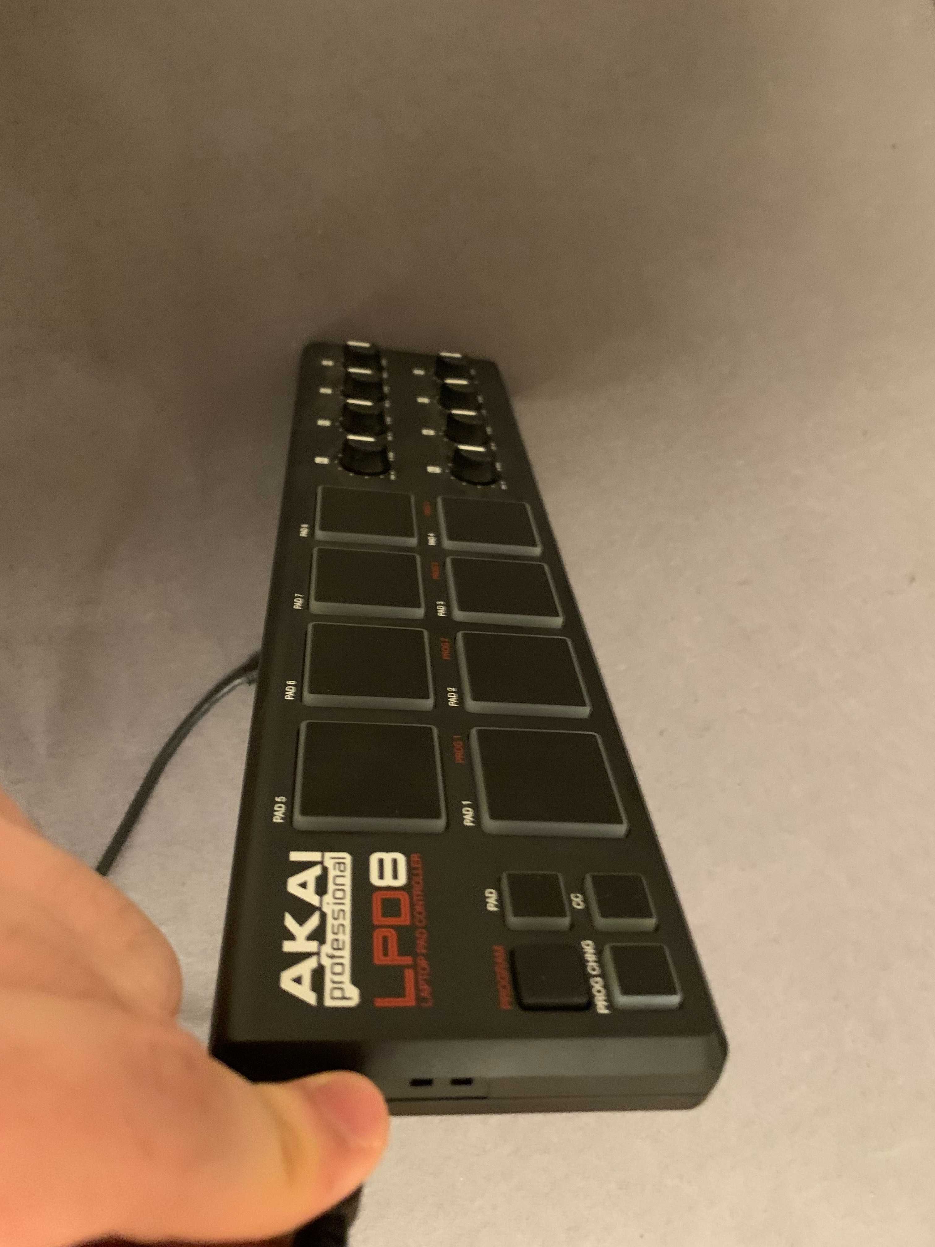 AKAI LPD 8 // 8 пэдовый мобильный контроллер для музыки в Mac и PC