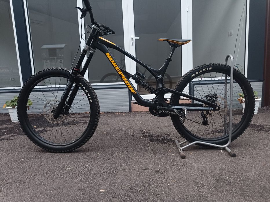 Nukeproof dissent 275 comp downhill, enduro