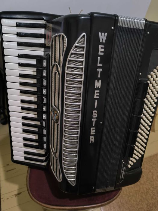 Продавам акордеон WELTMEISTER SUPITA