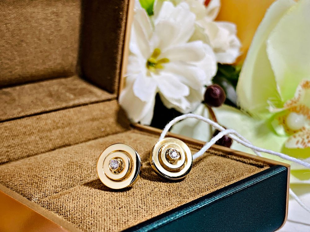 Стильные золотые серьги с бриллиантами Chopard