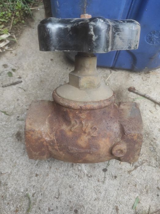 Продавам чугунен водопроводен кран 2  1/2