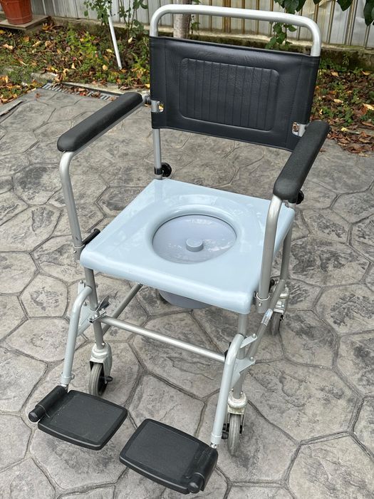 Scaun cu rotile si toaleta mobila