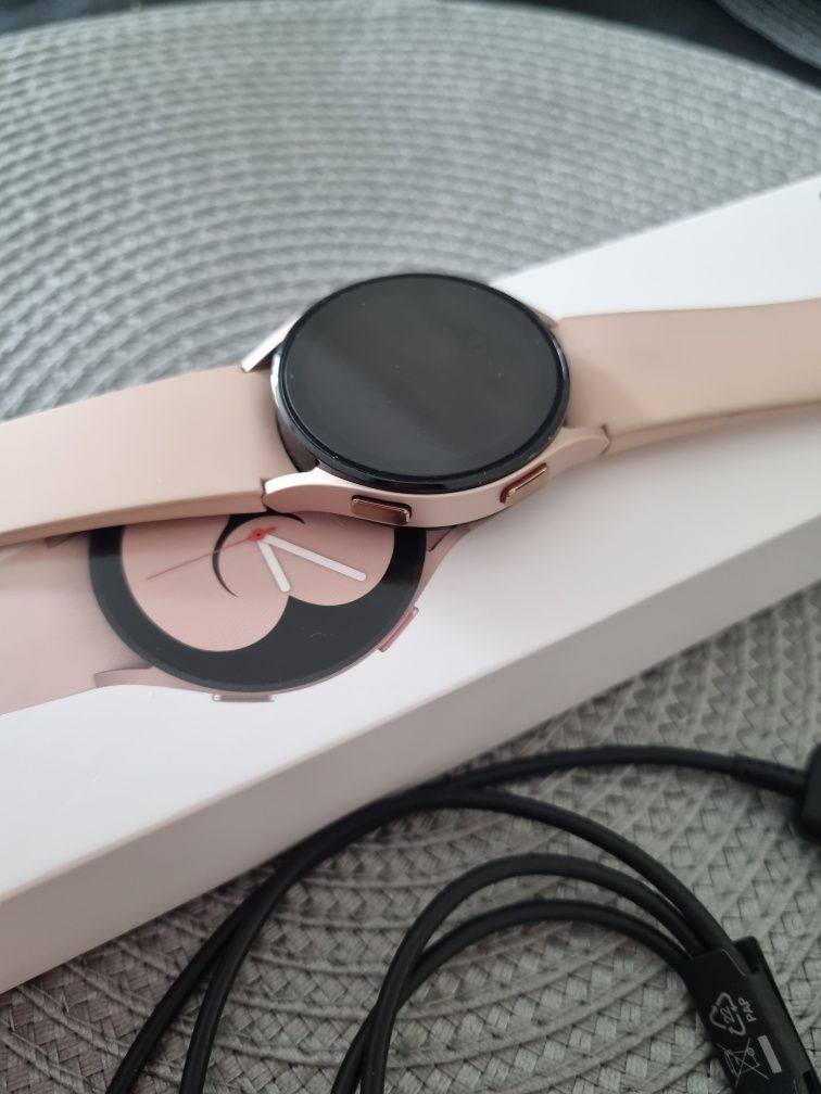 Смарт часавник Samsung GALAXY WATCH 4 еSIM