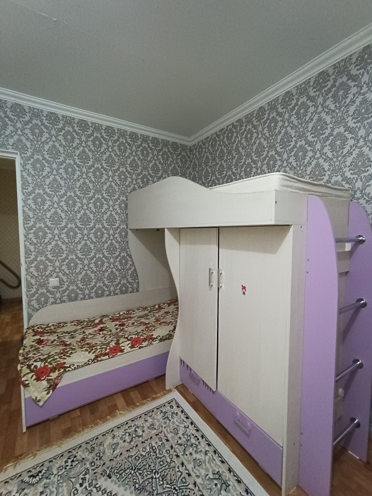 Продам двухярусную кровать со шкафчиком
