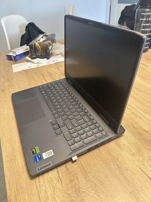 Laptop Gaming Lenovo LOQ RTX 4060 / i7 13620H / SSD 512GB