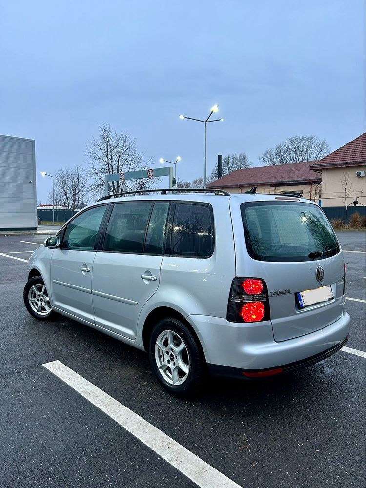 Vând Volkswagen Touran