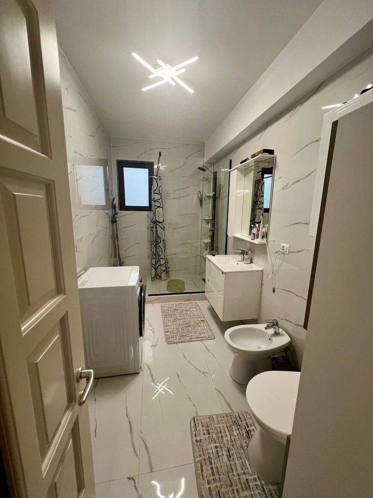 Vand ap. 3 camere, decomandat, zona ultracentrala