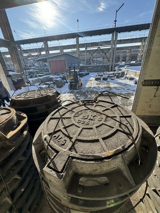 Люки Чугунные с шарниром и замком