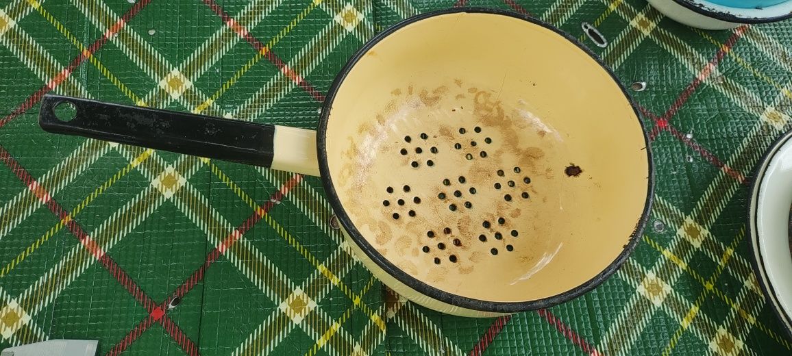 Скалка силикон. Щипцы. Дуршлаг и посуда эмалированная б/у.
