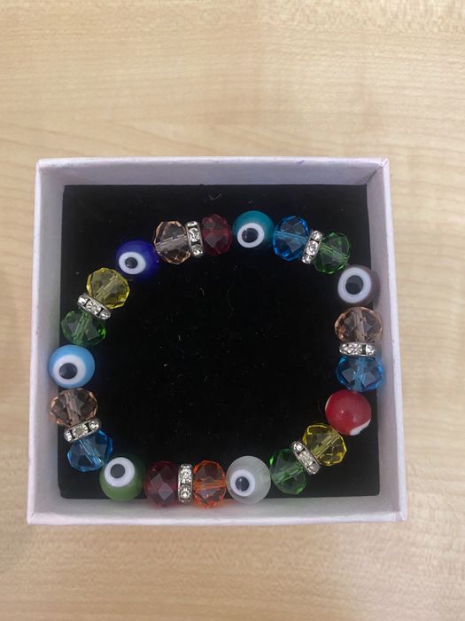 Продам новый браслет с бусами с  глазиками