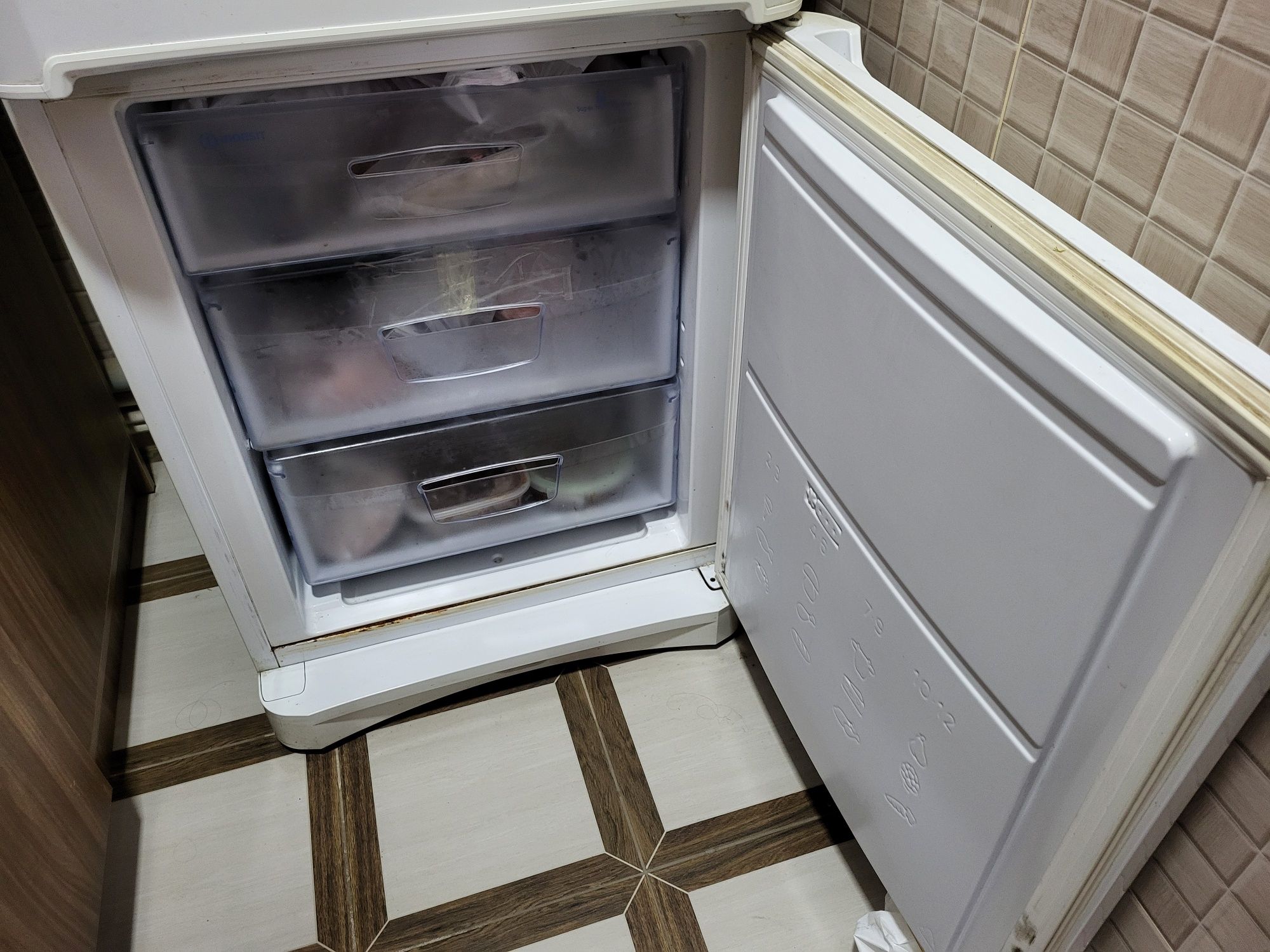 Холодильник Indesit