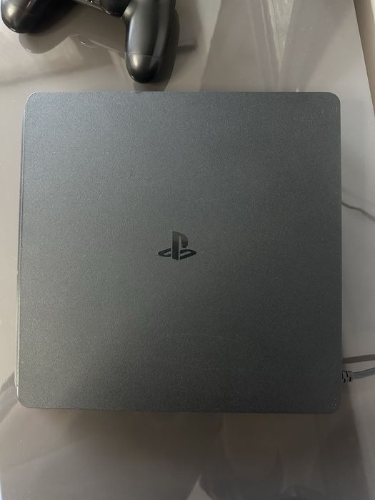 PlayStation 4 (два джойстика) с подарък игра