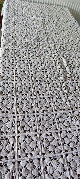 Fata de masa sau cuvertura lucrata manual