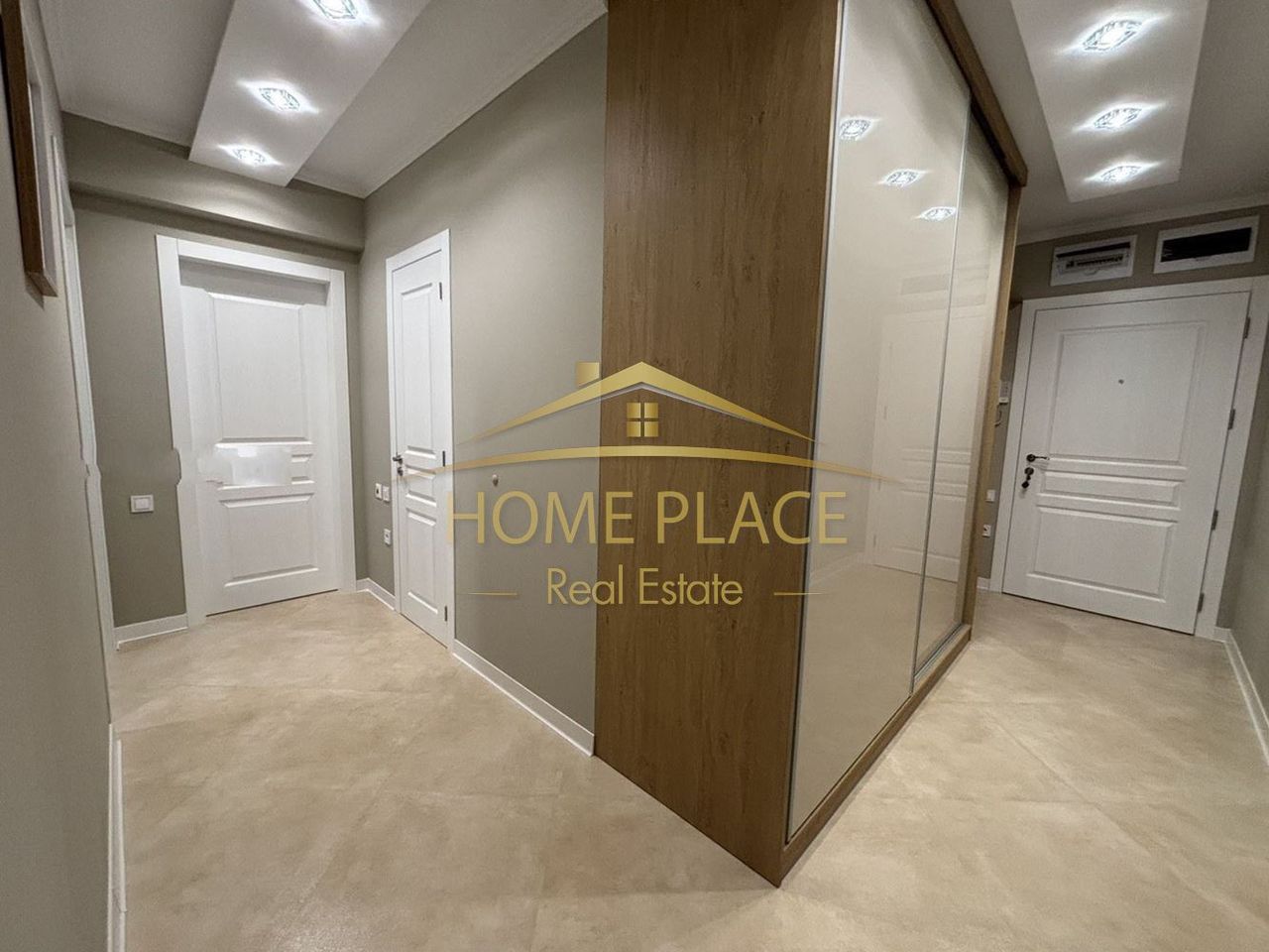 Дава се под наем Тристаен апартамент в Варна, Център - 95 кв.м за 1224 € - Снимка #10