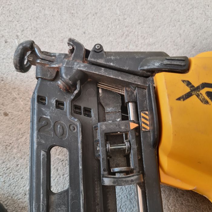 Pistol cu cuie Dewalt DCN660