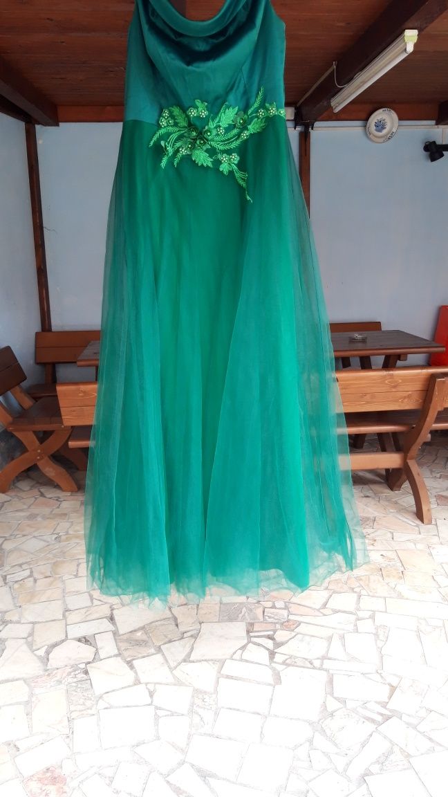 Rochie verde pe umeri