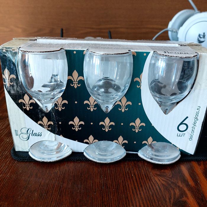 Рюмки на ножке, новые,стекло