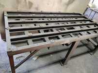 Vand doua structuri metalice pentru masa de lucru.