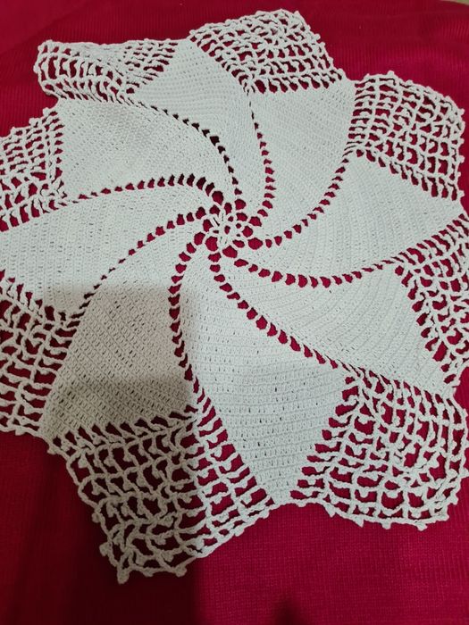 Mileuri vintige și fata masa rotunda din ata